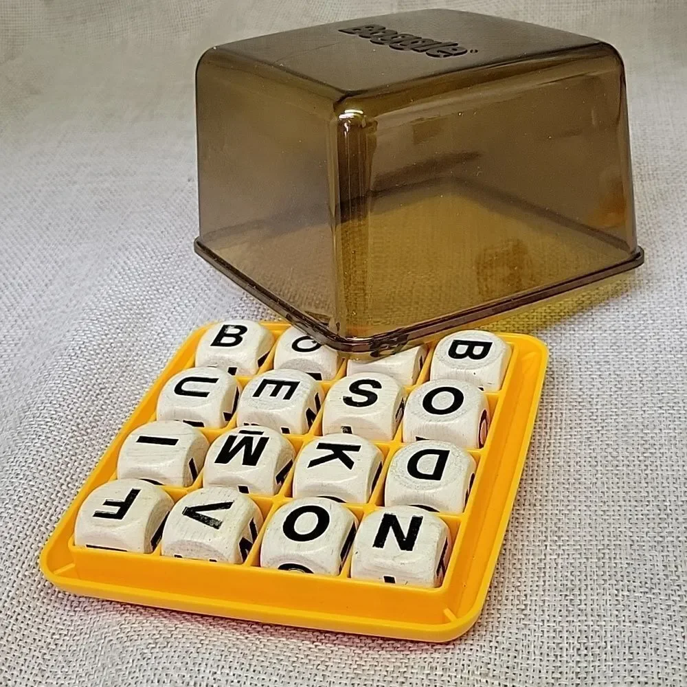 BOGGLE 3 minute word game parker brothers ( 1983 ) edition‎ complete. Red Boggle